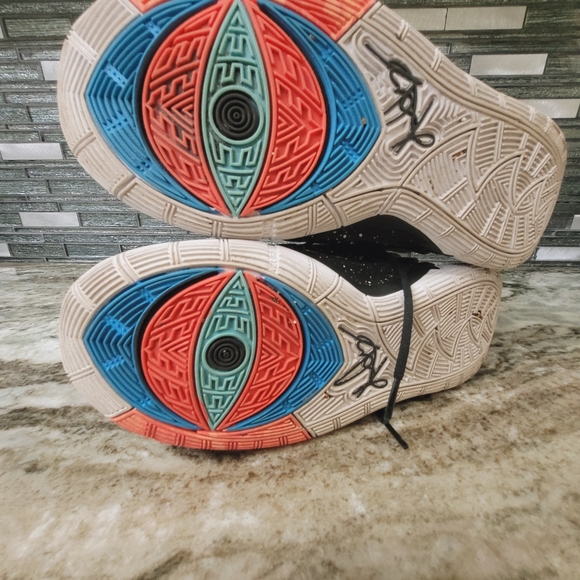 Kyrie Irving's 7y - Picture 6 of 6